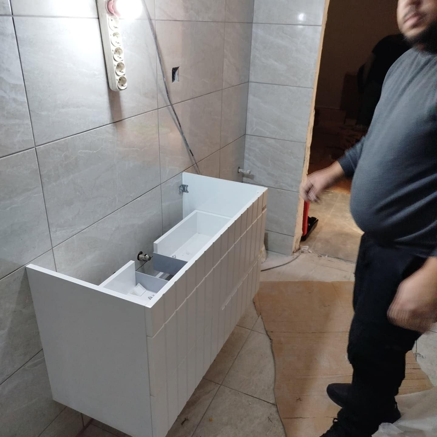 Lavabo ve ilgili tesisat bağlantılarının bulunduğu alan