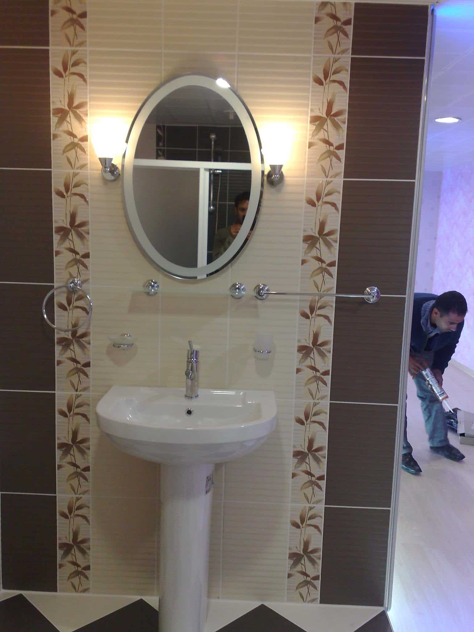 Lavabo ve ilgili tesisat bağlantılarının bulunduğu alan
