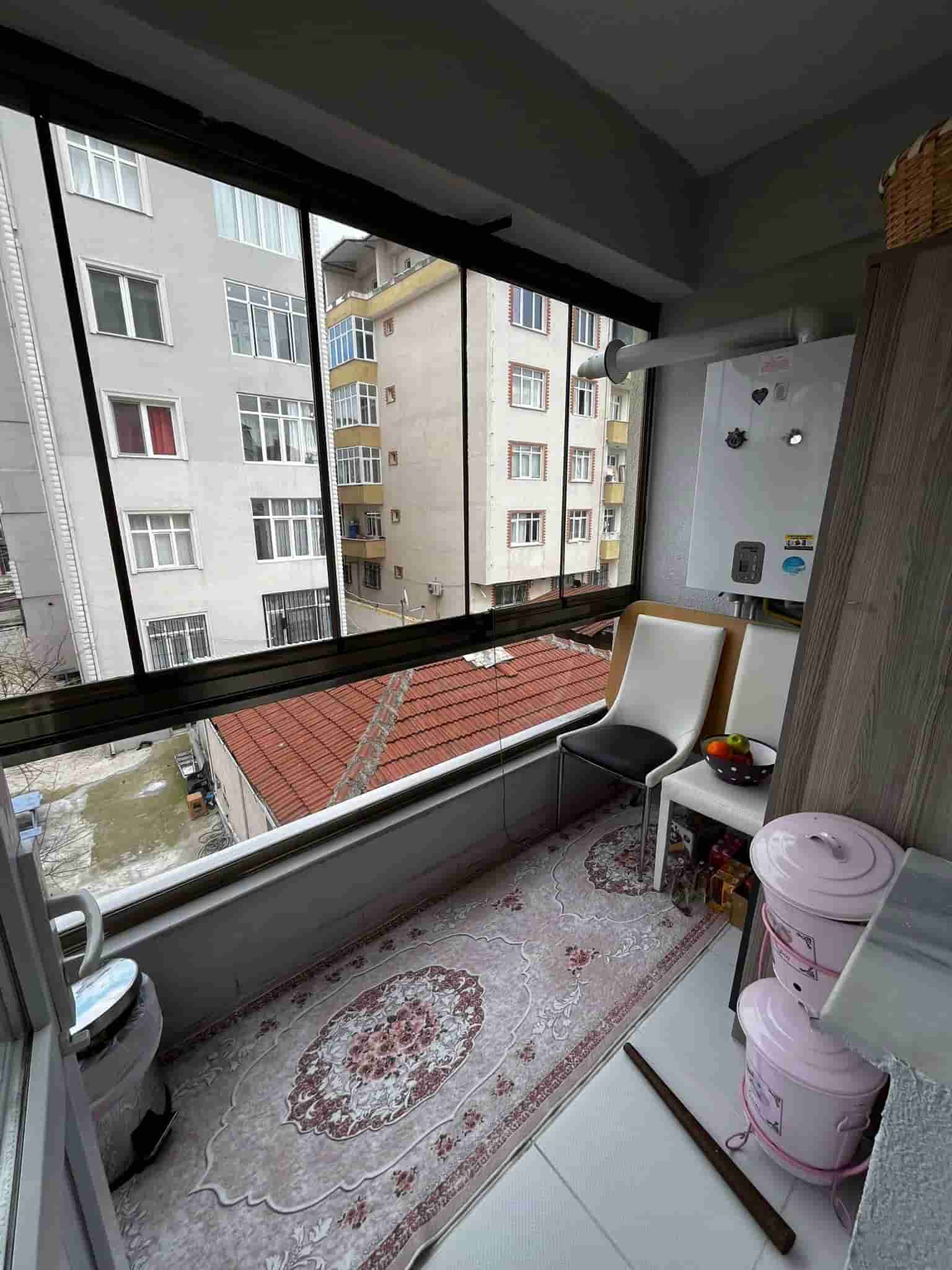 Balkon gideri ve erişilebilir boru bağlantısı