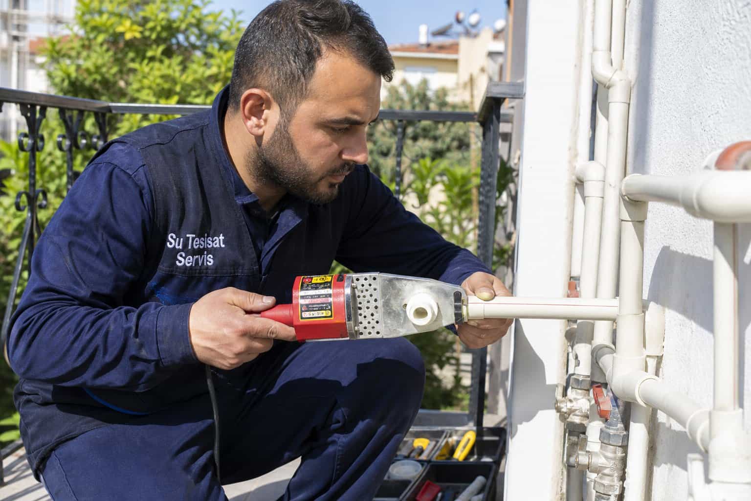 Balkon gideri ve erişilebilir boru bağlantısı