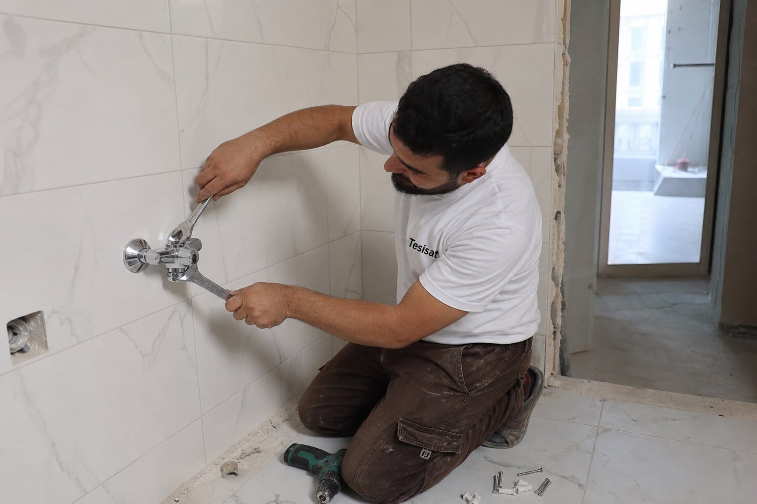 Banyo bataryası ve su bağlantısında çalışma