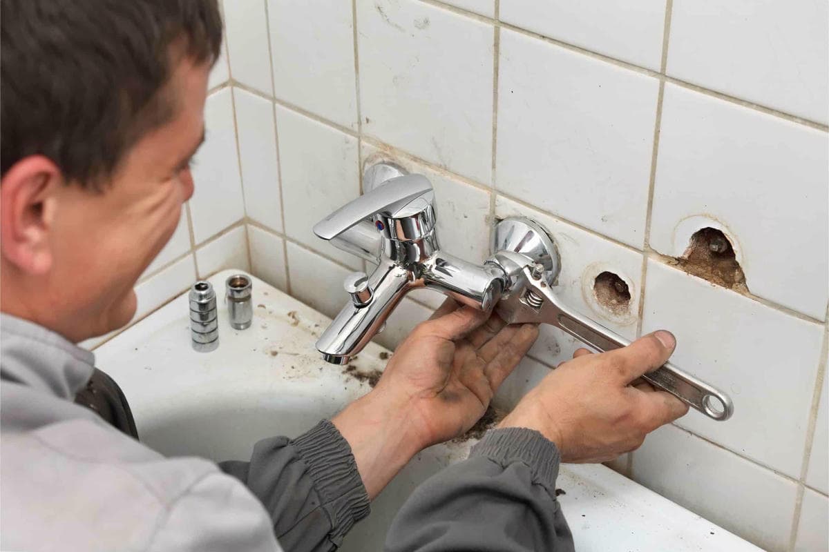 Banyo bataryası ve su bağlantısında çalışma