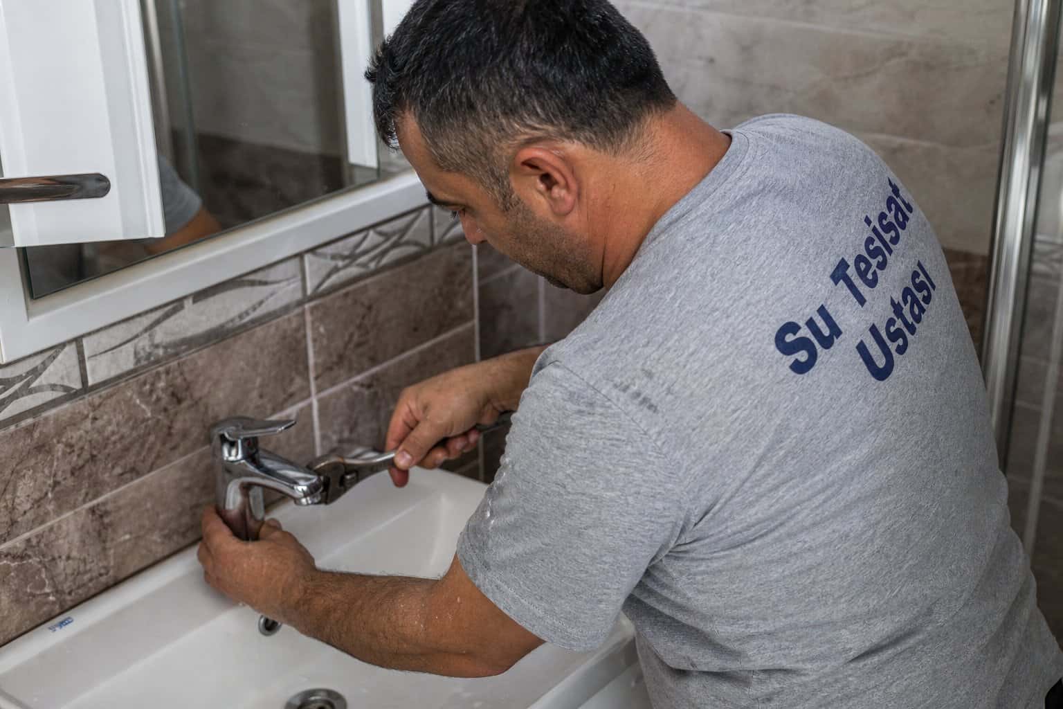 Banyo bataryası ve su bağlantısında çalışma