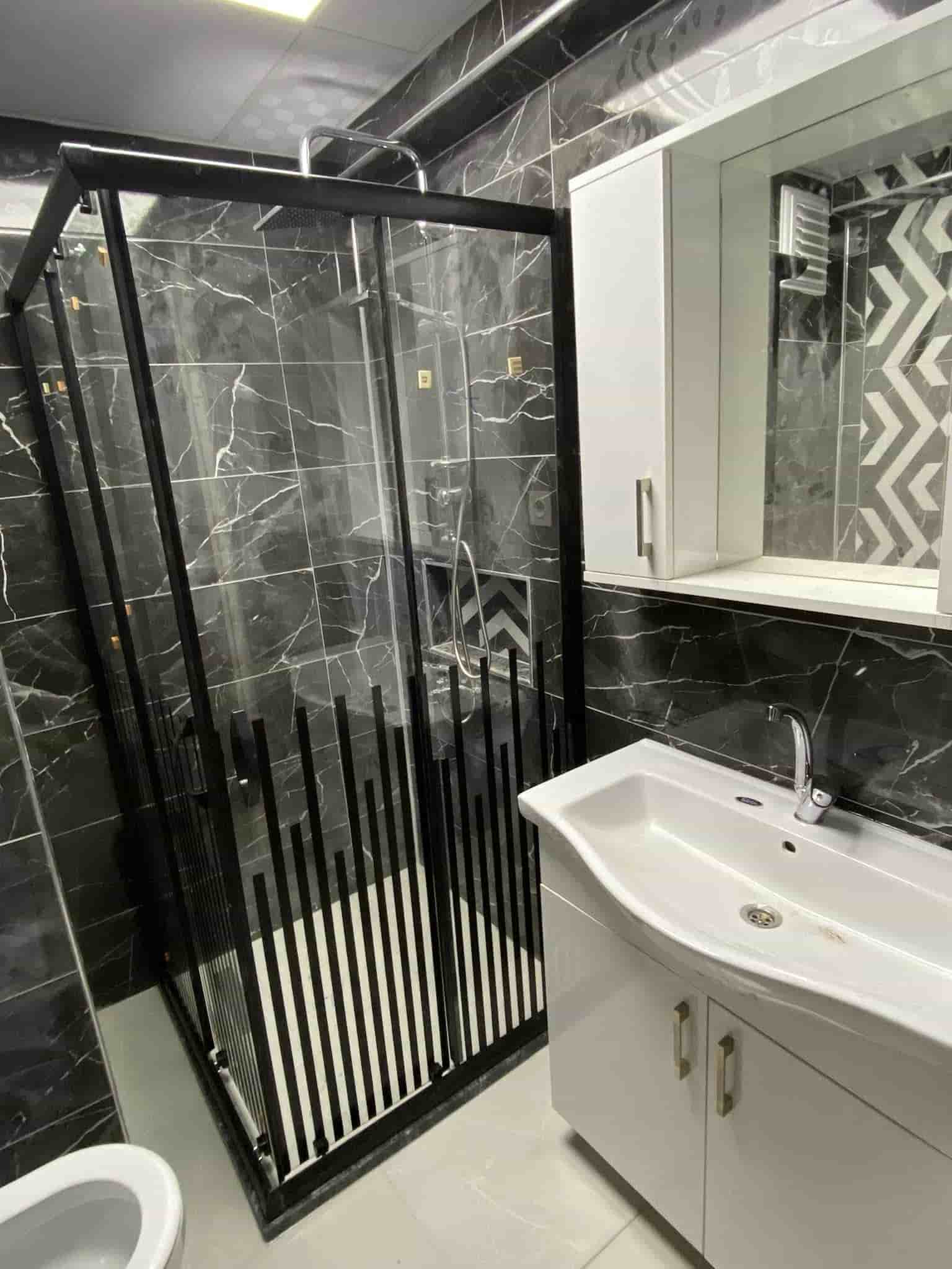 Lavabo ve ilgili tesisat bağlantılarının bulunduğu alan